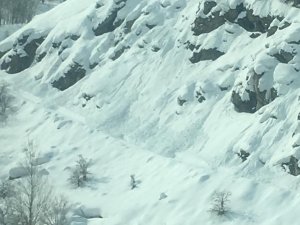 Hakkari’de mahalle yoluna çığ düştü