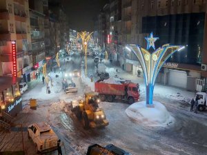 Belediye ekibi caddelerde sabahladı