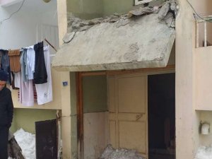 Kar ağırlığına dayanamayan balkon çöktü