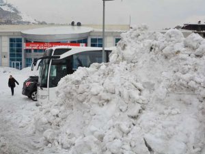 Hakkari'de yükselen kar dağları