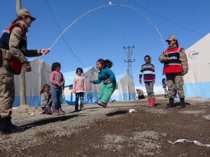Depremin masum yüzlü çocukları