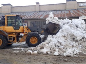 Hakkari sanayi kar dağlarından temizleniyor