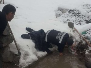 Hakkari’de yol kenarındaki kanallar temizlendi