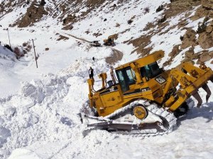 Depremin vurduğu mahallenin yoluna çığ düştü