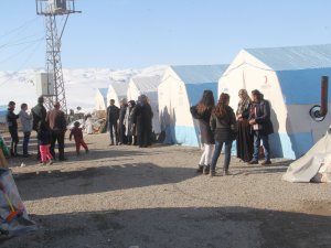 Başkale’de depremzedelerin yaraları sarılıyor