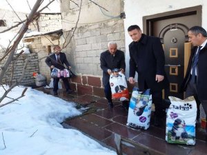 Muhtarlardan sokak hayvanlarına destek