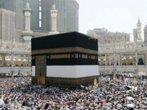 Virüs endişesiyle kapatılan Kabe, yeniden ziyarete açıldı