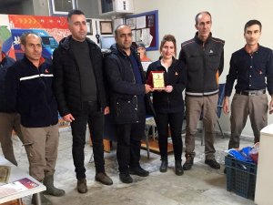 Kızılaydan duyarlı esnafa plaket