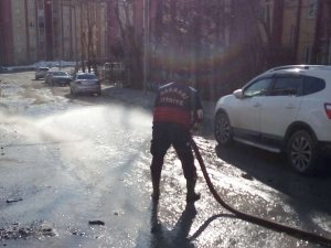 Cadde ve sokaklar tazyikli suyla yıkandı