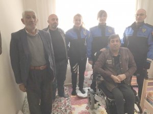 Hakkari polisinden felçli hastaya akülü sandalye