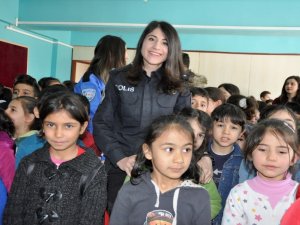 Hakkari polisi diş sağlığına katkıda bulundu