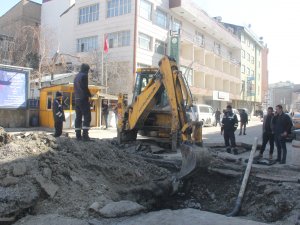 Hakkari’de kışın bozulan yollar onarılıyor