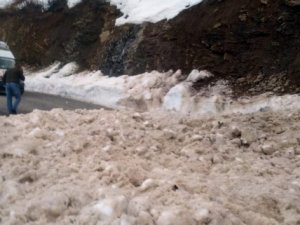 Yolcu minibüsü çığ altında kalmaktan kurtuldu