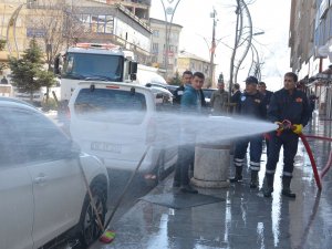 Hakkari çarşısı köpüklü suyla yıkandı