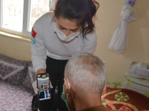 Vali Akbıyık, yaşlı vatandaşlarla görüntülü görüştü