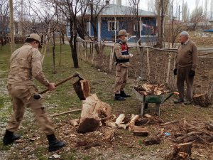 Odun kıran askerler gönüllere taht kurdu