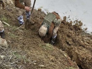Toprağa gömülü uyuşturucu malzemesi ele geçirildi