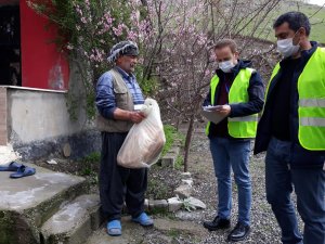 Yaşlıların maaşları evlerinde teslim edildi