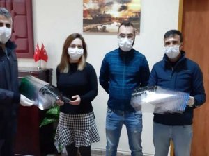 Öğretmenlerden sağlık çalışanlarına maske