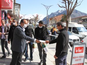 Başkanı Saklı’dan ücretsiz maske dağıtımı