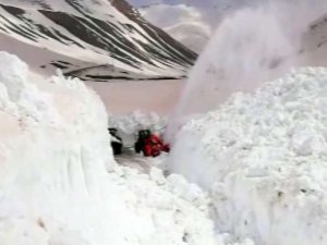 Yol açma çalışmaları devam ediyor
