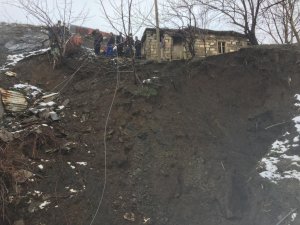 Hakkari Yeni mahallede heyelan