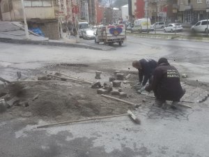 Hakkari’de bozuk yolar onarılıyor