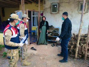 Jandarma yardım dağıttı...