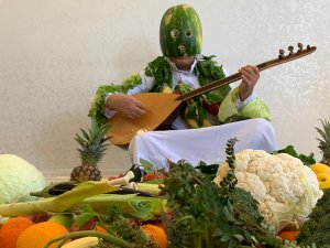 Türkücü Aydın Karpuz kabuğunda maske yaptı