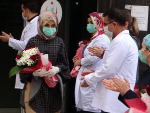 Virüsü yenen sağlık çalışanlarına çiçekli teşekkür