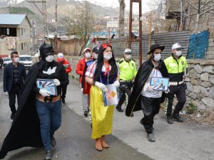 Hakkari  Polisi çocukları sevindirdi