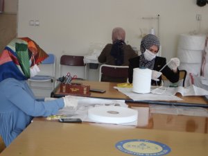 Kadınlar maske üretmeye başladı