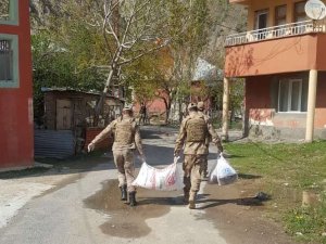 Jandarma ekiplerinden örnek davranış