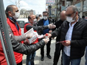 Kızılay ücretsiz ilaç dağıttı