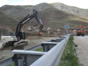 Yüksekova karayolu açma çalışması sürüyor