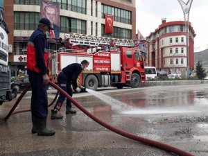 Hakkari caddelerini dezenfekte edildi