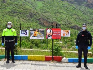 Uludere polisi broşür dağıttı