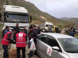 Yolda kalan sürücülerin imdadına Kızılay yetişti