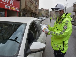 Trafik ekipleri maske dağıttı