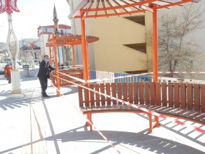 Hakkari’de banklara şerit çekildi