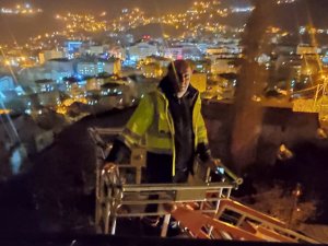 Hakkari’de şiddetli rüzgar çatıları uçurdu