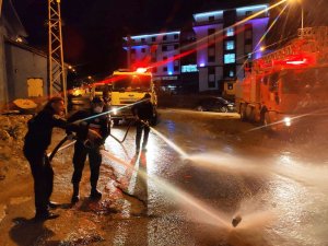 Canla başla görev yapan itfaiyeciler