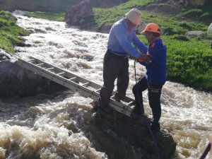 Derede mahsur kalan vatandaş kurtarıldı