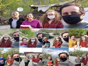 Köy Köy dolaşıp çocuklara kitap dağıtıyorlar