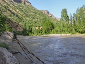Hakkari’de asma köprü sular altında kaldı