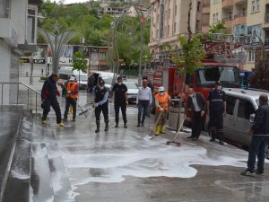 Cadde ve sokakları köpüklü suyla yıkandı