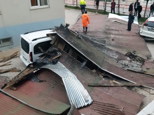 Hakkari'de şiddetli fırtına yıktı geçti