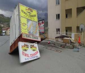 Şiddetli rüzgar Hakkari'ye kabusu yaşattı