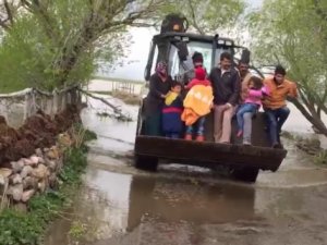 Selde mahsur kalanlar kepçeyle kurtarıldı