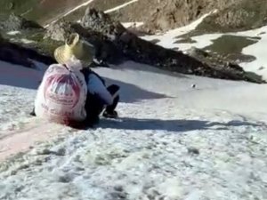 Pancar toplayan gençlerin kayma keyfi